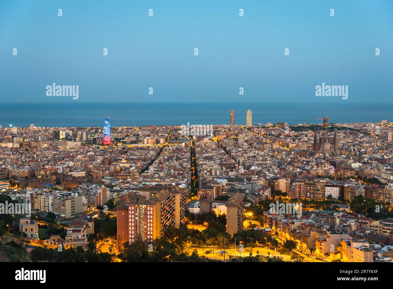 Vista dall'alto e fotografia notturna da una Barcellona illuminata. Il panorama mostra la famosa Sagrada Familia, la Torre Agbar illuminata e il Foto Stock