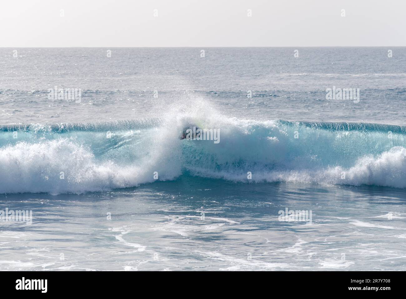 Bodyboard e surf nelle onde dell'Atlantico di fronte all'isola la Gomera. Un tipo di tavola da surf corta e leggera in posizione prona Foto Stock