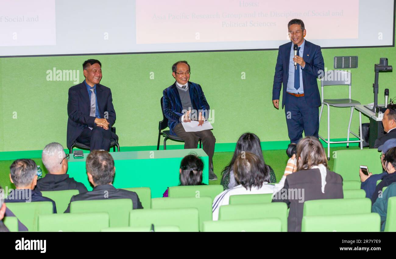 Sydney, Australia. 18 giu 2023. Il tibetano Sikyong (primo Ministro) in esilio, Penpa Tsering, parla all'UTS (Università della tecnologia di Sydney) per la lunga disputa sino-tibetana. Nella foto (l-r): Penpa Tsering, Chongyi Feng accademico dell'UTS, e il rappresentante del Dalai lama per l'Australia, Karma Singey. Foto Stock