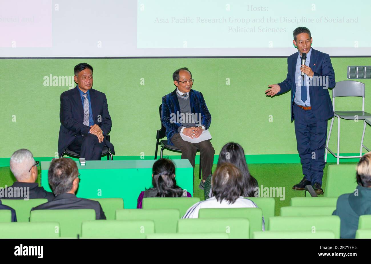 Sydney, Australia. 18 giu 2023. Il tibetano Sikyong (primo Ministro) in esilio, Penpa Tsering, parla all'UTS (Università della tecnologia di Sydney) per la lunga disputa sino-tibetana. Nella foto (l-r): Penpa Tsering, Chongyi Feng accademico dell'UTS, e il rappresentante del Dalai lama per l'Australia, Karma Singey. Foto Stock