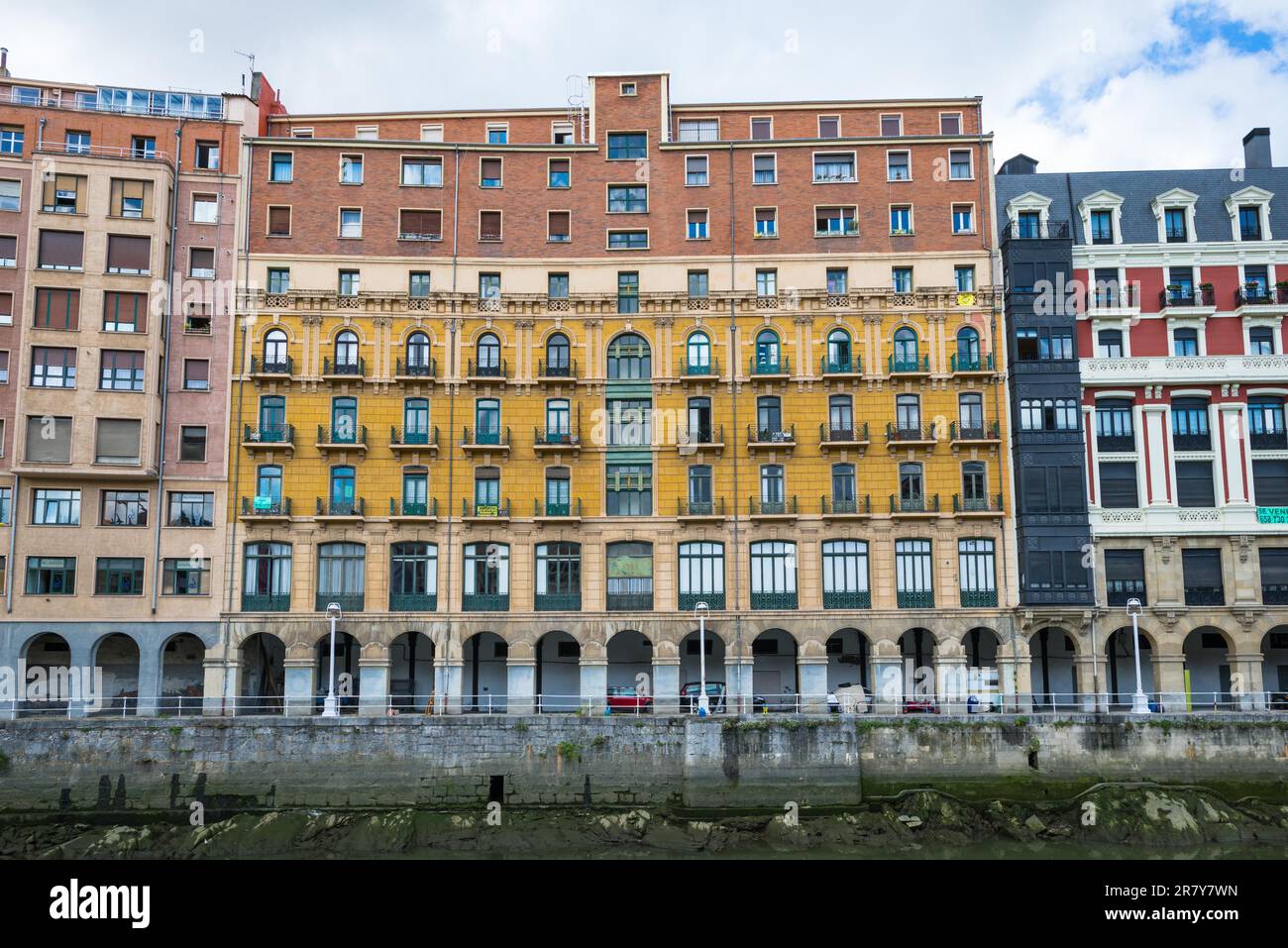 Case a Bilbao lungo il fiume Nervion che attraversa la città. Gli edifici sono situati nei quartieri di San Frantzisko e Bilbao la Vieja Foto Stock