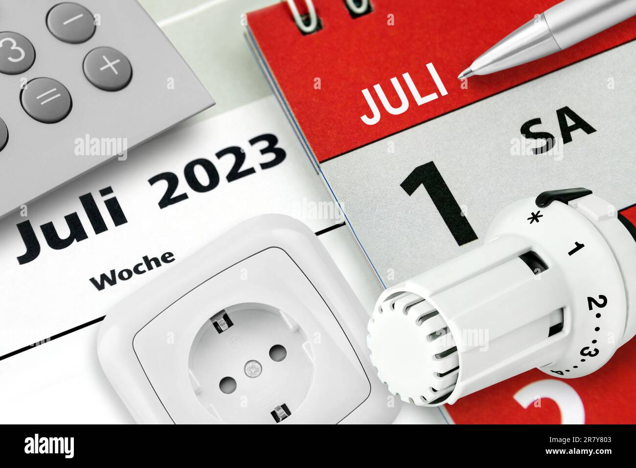 Konzept für Energie und Deutscher Kalender Datum 1. Juli 2023 und Rechner mit Steckdose Foto Stock