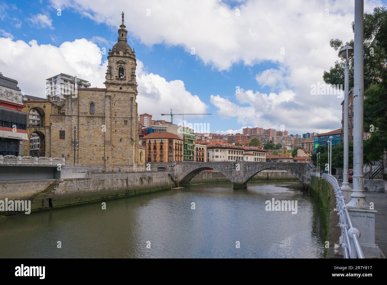 La chiesa Iglesia de San Anton sul fiume Nervion a Bilbao. La chiesa, costruita nel 1510, è un tempio cattolico situato nella città vecchia. Lo è Foto Stock