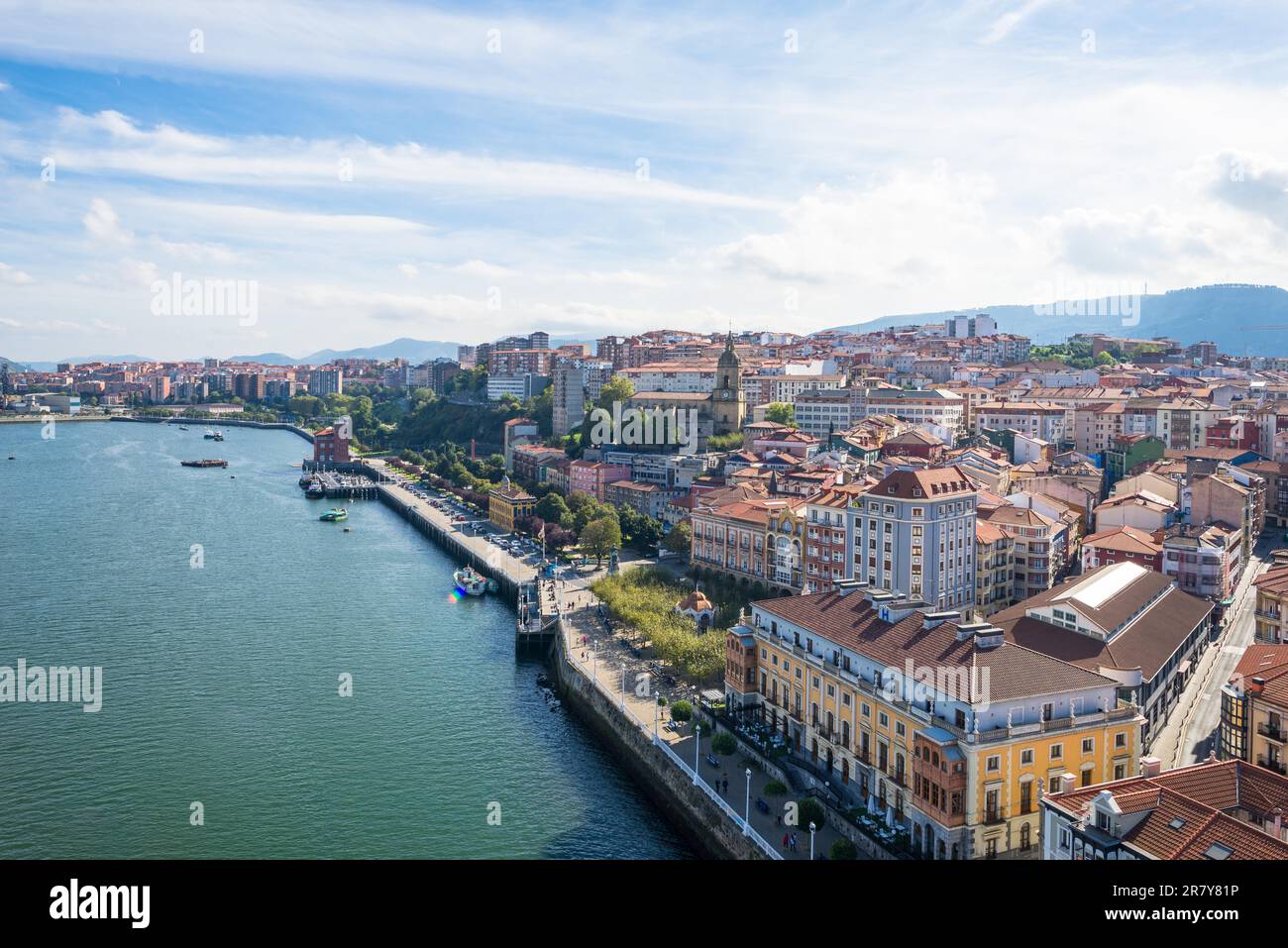 L'estuario di Bilbao con la città Portugalete a destra, visto dal ponte verso sud. Il Ponte Vizcaya è il più antico del mondo Foto Stock