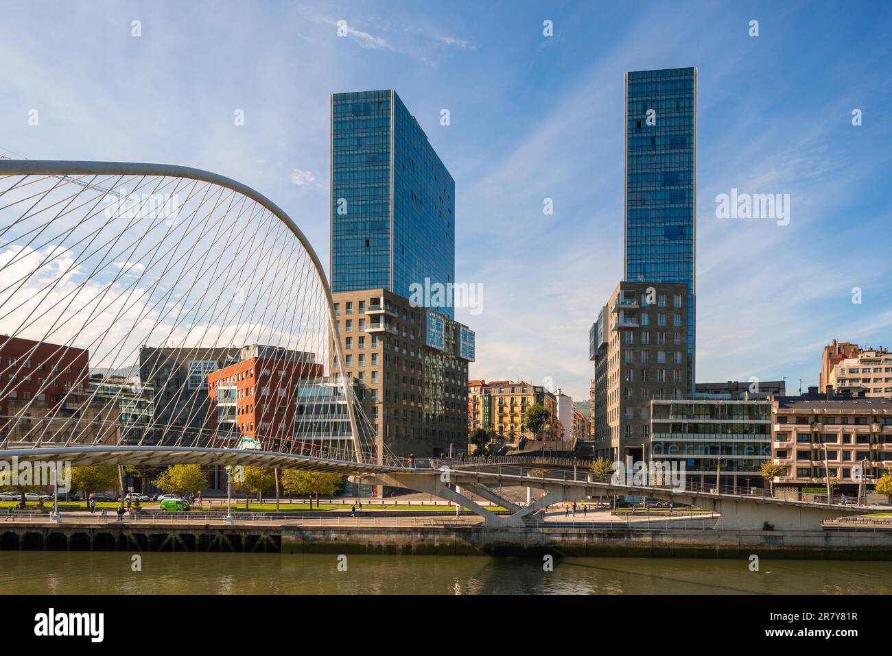 Il ponte Puente Zubizuri e l'Isozaki Atea, basco, porta Isozaki, torri gemelle a Bilbao, Spagna. Gli alti edifici sono i più alti Foto Stock