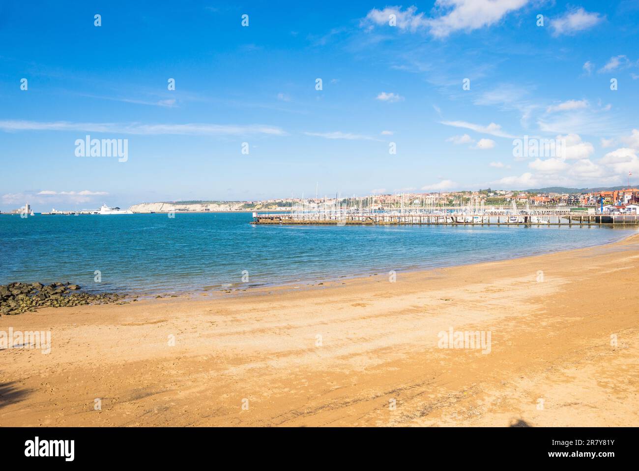 La spiaggia e il porto turistico della città di Las Arenas. La Playa de Las Arenas si trova nell'estuario di Bilbao, il fiume Nervi Foto Stock