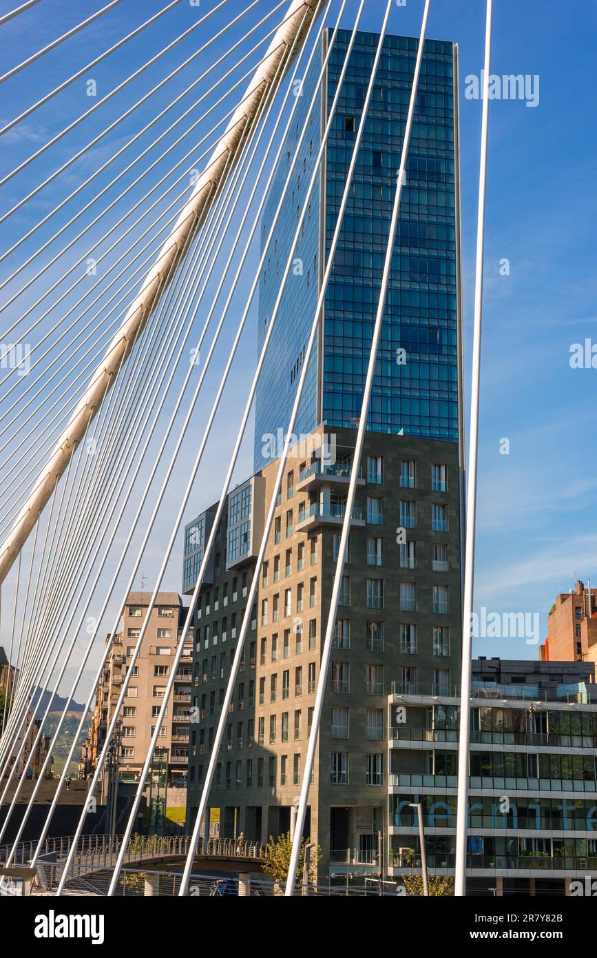 Vista sulla Plaza de la Convivencia con il famoso ponte Puente Zubizuri, il ponte bianco, chiamato anche campo Volantin Bridge, è un arco legato Foto Stock