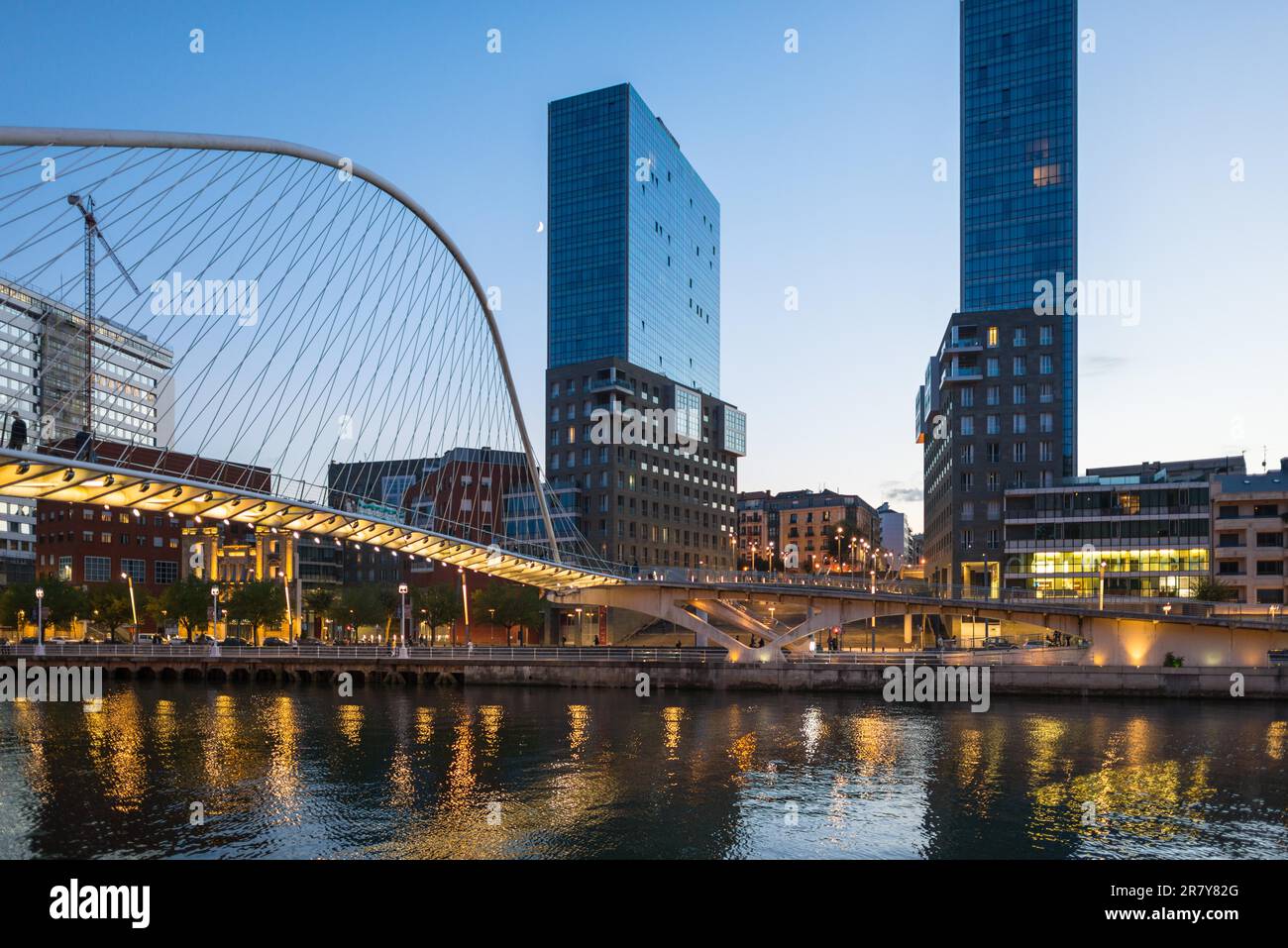 Vista sulla Plaza de la Convivencia con il famoso ponte Puente Zubizuri, il ponte bianco, chiamato anche campo Volantin Bridge, è un arco legato Foto Stock