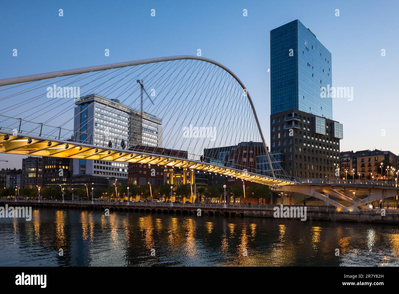 Vista sulla Plaza de la Convivencia con il famoso ponte Puente Zubizuri, il ponte bianco, chiamato anche campo Volantin Bridge, è un arco legato Foto Stock