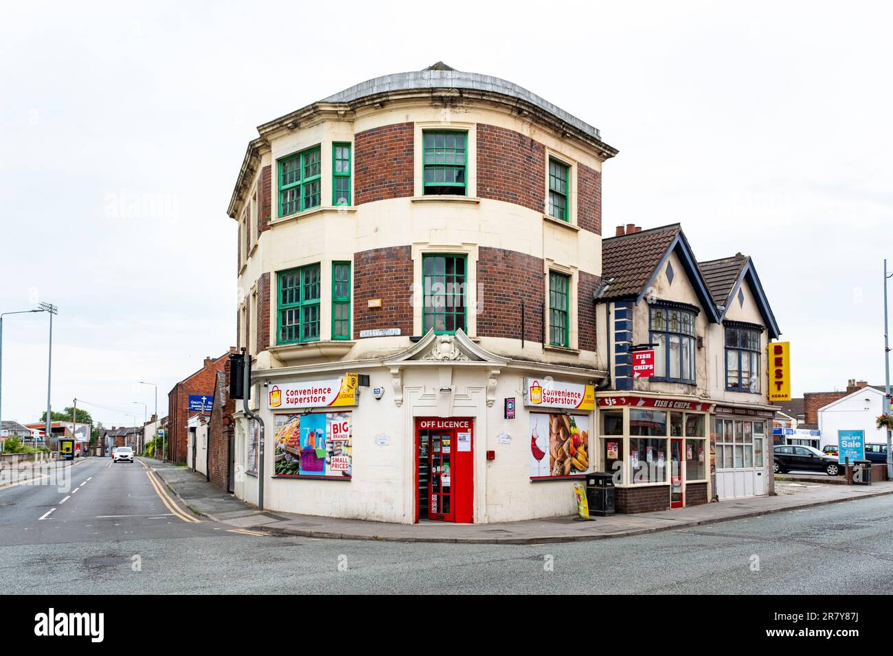Minimarket con piatti da asporto all'angolo tra Gresty Road e Nantwich Road a Crewe Cheshire, Regno Unito Foto Stock