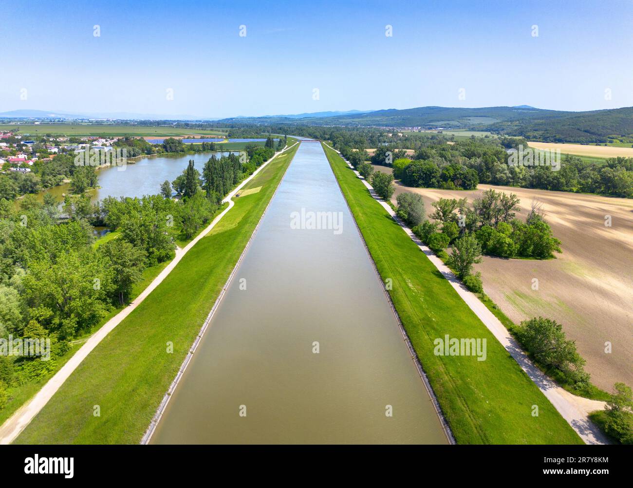 Canale nel fiume Vah vicino Drahovce, vista aerea Foto Stock