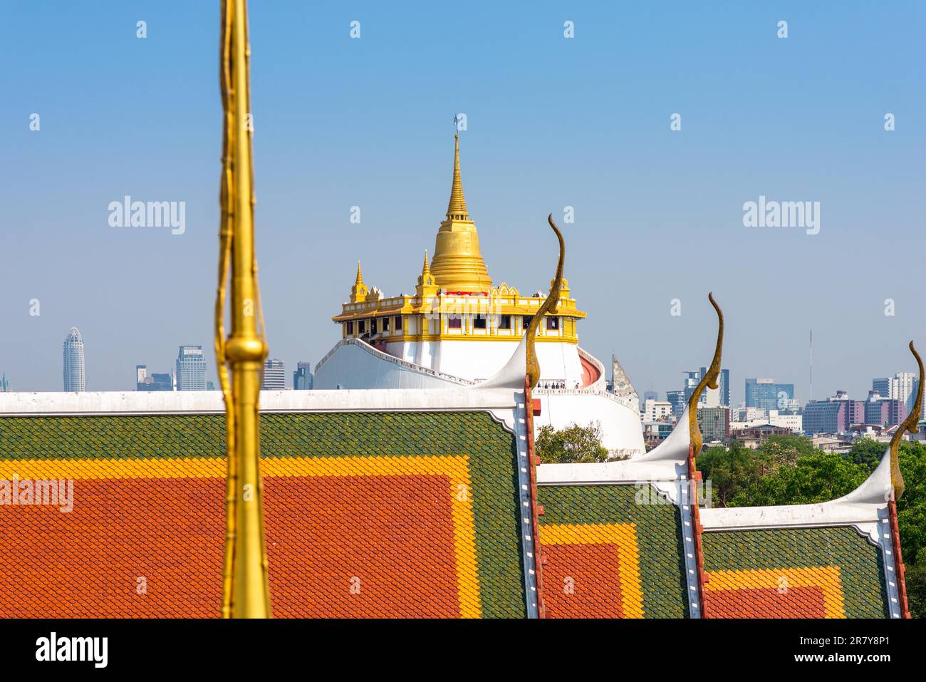 Più piani sul tetto sono elementi importanti del tempio tailandese Wat Ratchanatdaram a Bangkok. Sullo sfondo il tempio e il Monte d'Oro, Wat Saket Foto Stock