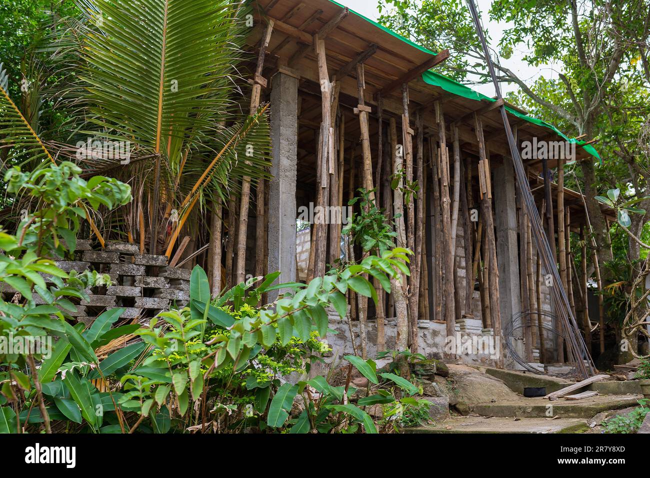 Tipico cantiere nella giungla di Unawatuna. La costruzione di conchiglia è sostenuta da bambù Foto Stock