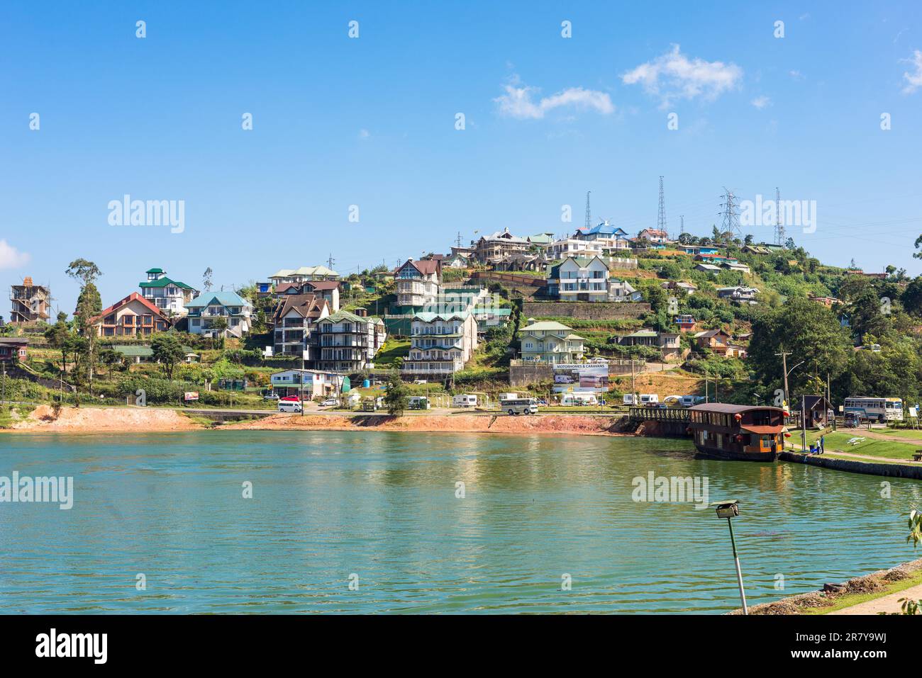 Il lago Gregory è un lago artificiale situato nel distretto di Nuwara Eliya, negli altopiani dello Sri Lanka. Molte case private mantengono il loro vecchio Foto Stock