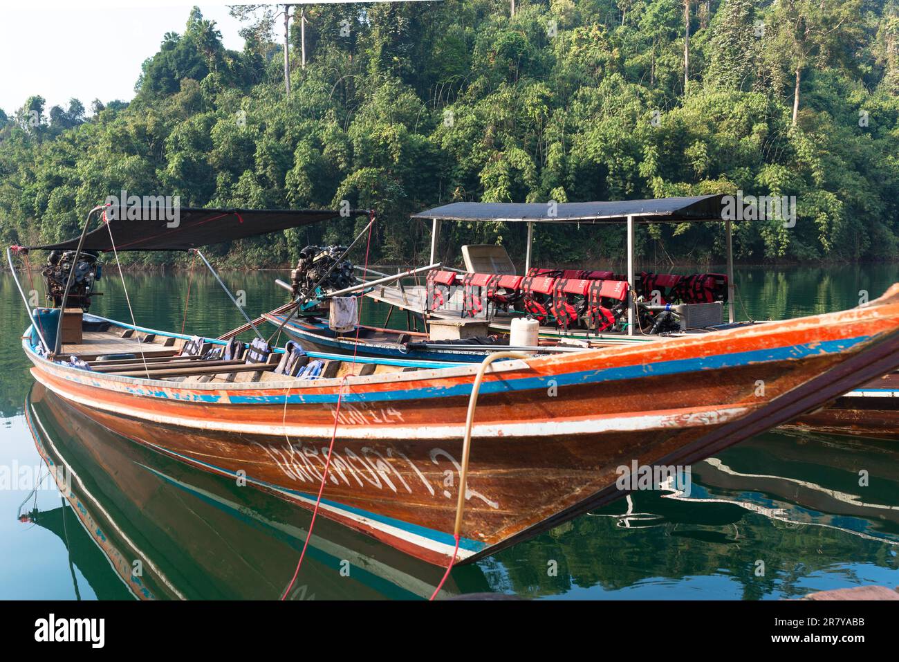 Barche a coda lunga per avventure sul lago, al molo della stazione ranger Klong Pae nel parco nazionale Khao Sok in Thailandia Foto Stock