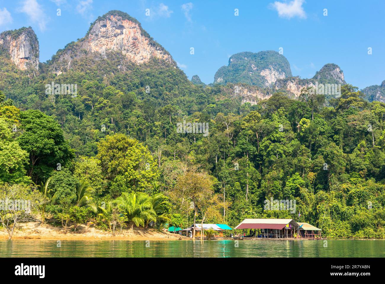 Il Khao Sok National Park con il Cheow artificiale Lago Lan nel sud della Thailandia Foto Stock