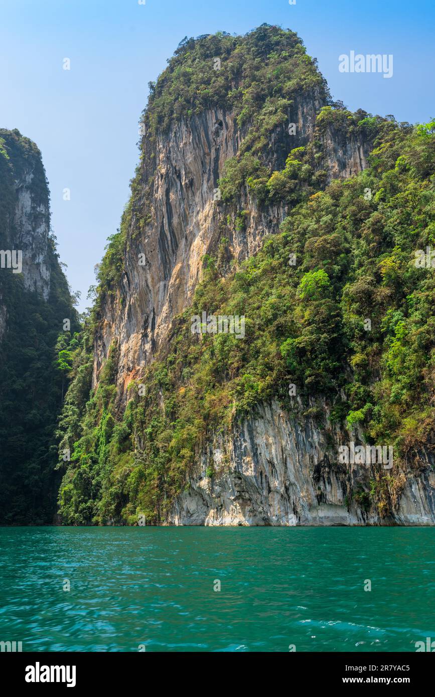 Il parco nazionale Khao Sok con il lago Cheow LAN è la più grande area di foresta vergine nel sud della Thailandia. Rocce calcaree, giungla e carsico Foto Stock