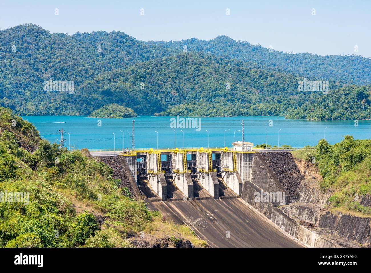 Centrale idroelettrica al lago Cheow LAN nel parco nazionale Khao Sok in Thailandia Foto Stock