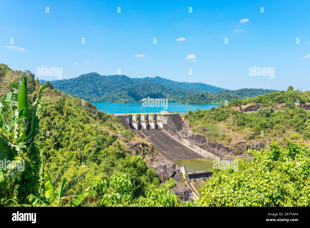 Centrale idroelettrica al lago Cheow LAN nel parco nazionale Khao Sok in Thailandia Foto Stock