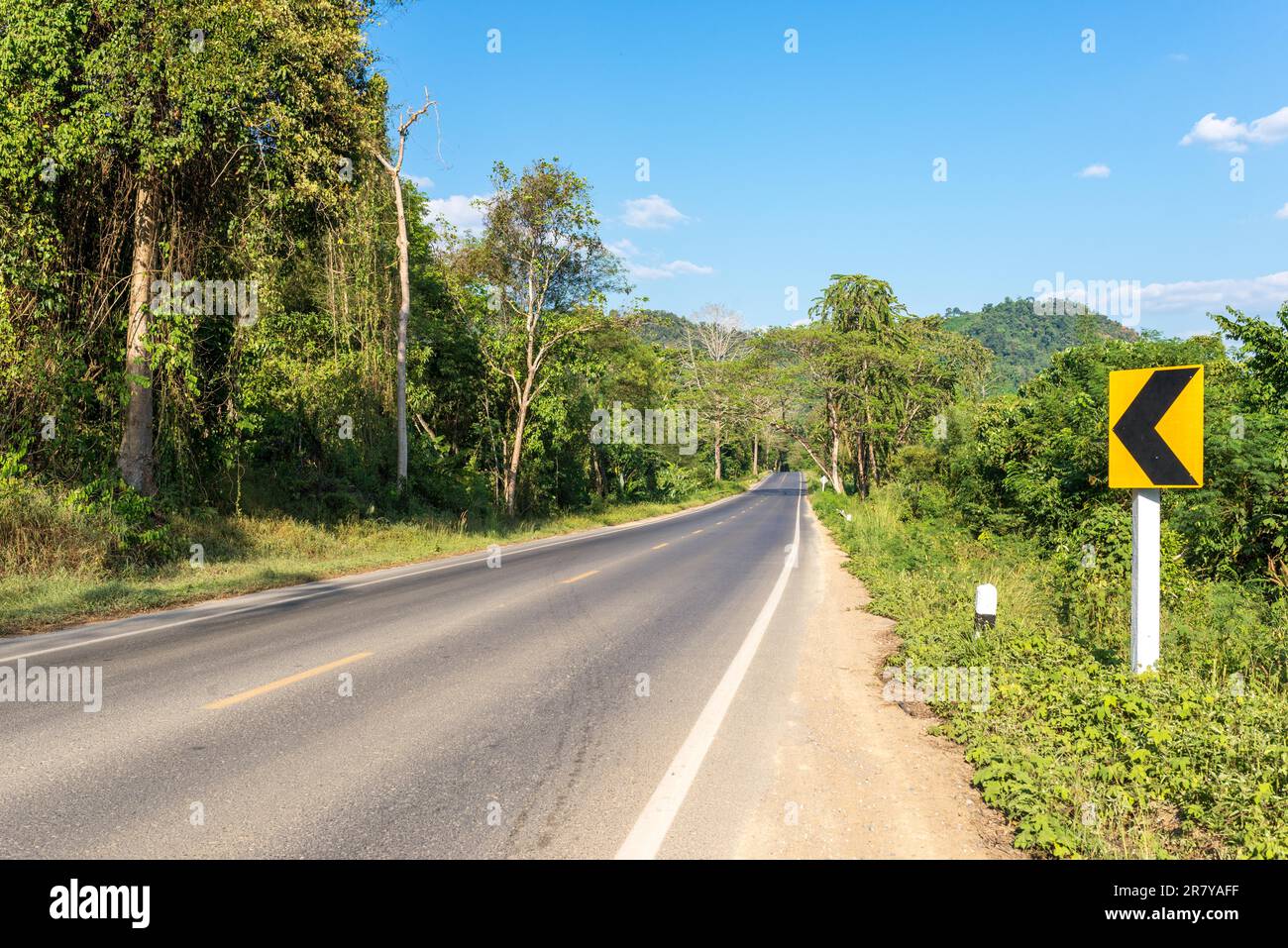 Il parco nazionale Khao Sok con il lago Cheow LAN è la più grande area di foresta vergine nel sud della Thailandia Foto Stock