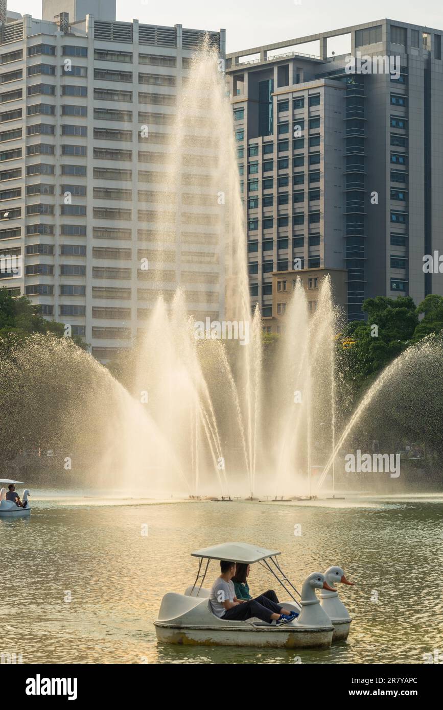 Il Parco Lumphinee è il più grande spazio pubblico nel centro di Bangkok. Il parco offre alberi, parchi giochi e contiene un lago artistico Foto Stock