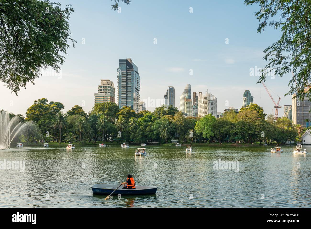 Il Parco Lumphinee è il più grande spazio pubblico nel centro di Bangkok. Il parco offre alberi, parchi giochi e contiene un lago artistico Foto Stock