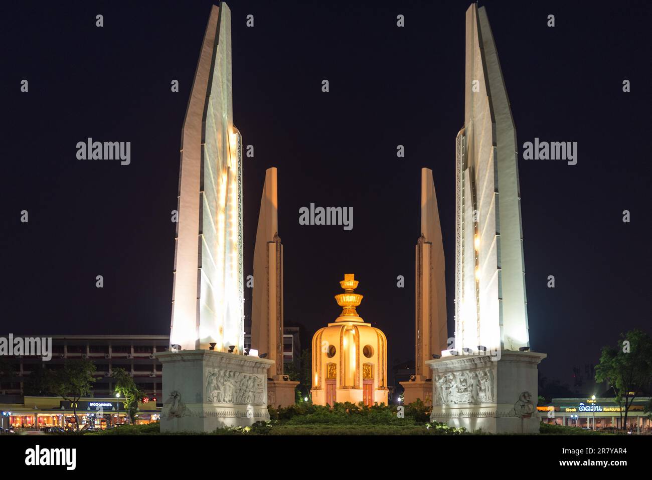 Il Monumento della democrazia nel centro di Bangkok di notte Foto Stock