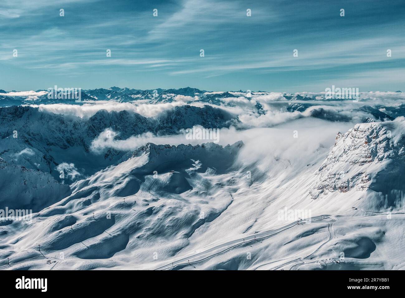 Panorama montano dalla piattaforma panoramica sulla Zugspitze. Aree sciistiche tedesche e austriache Foto Stock