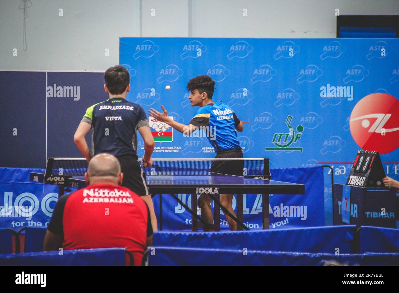 Due concorrenti che giocano a tennis durante il Campionato di Ping-pong Azerbaijan Foto Stock
