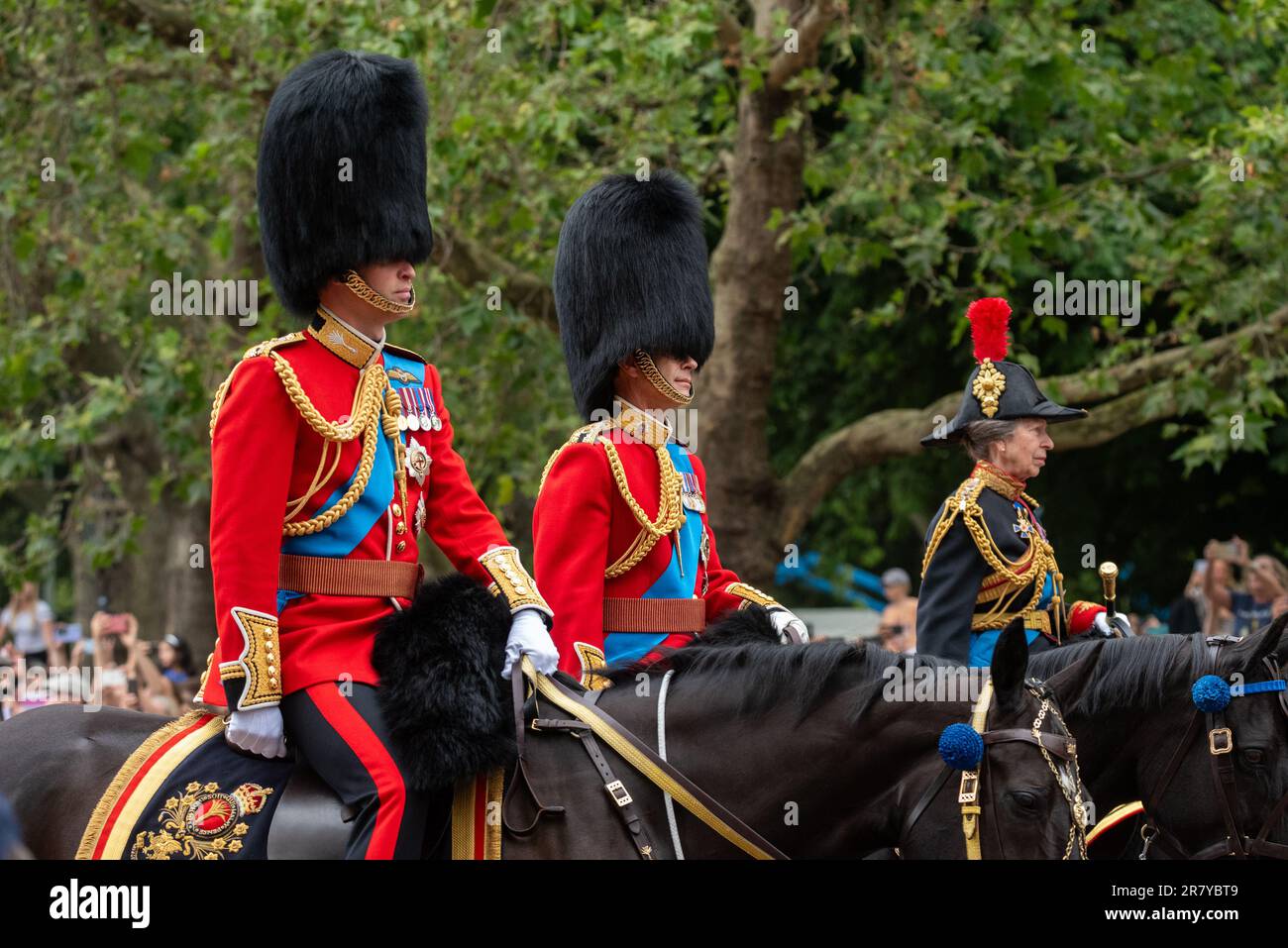 Royal Colonels a Trooping the Colour in The Mall, Londra, Regno Unito. Principe Guglielmo, Principe Edoardo e Anna, Principessa reale a cavallo Foto Stock