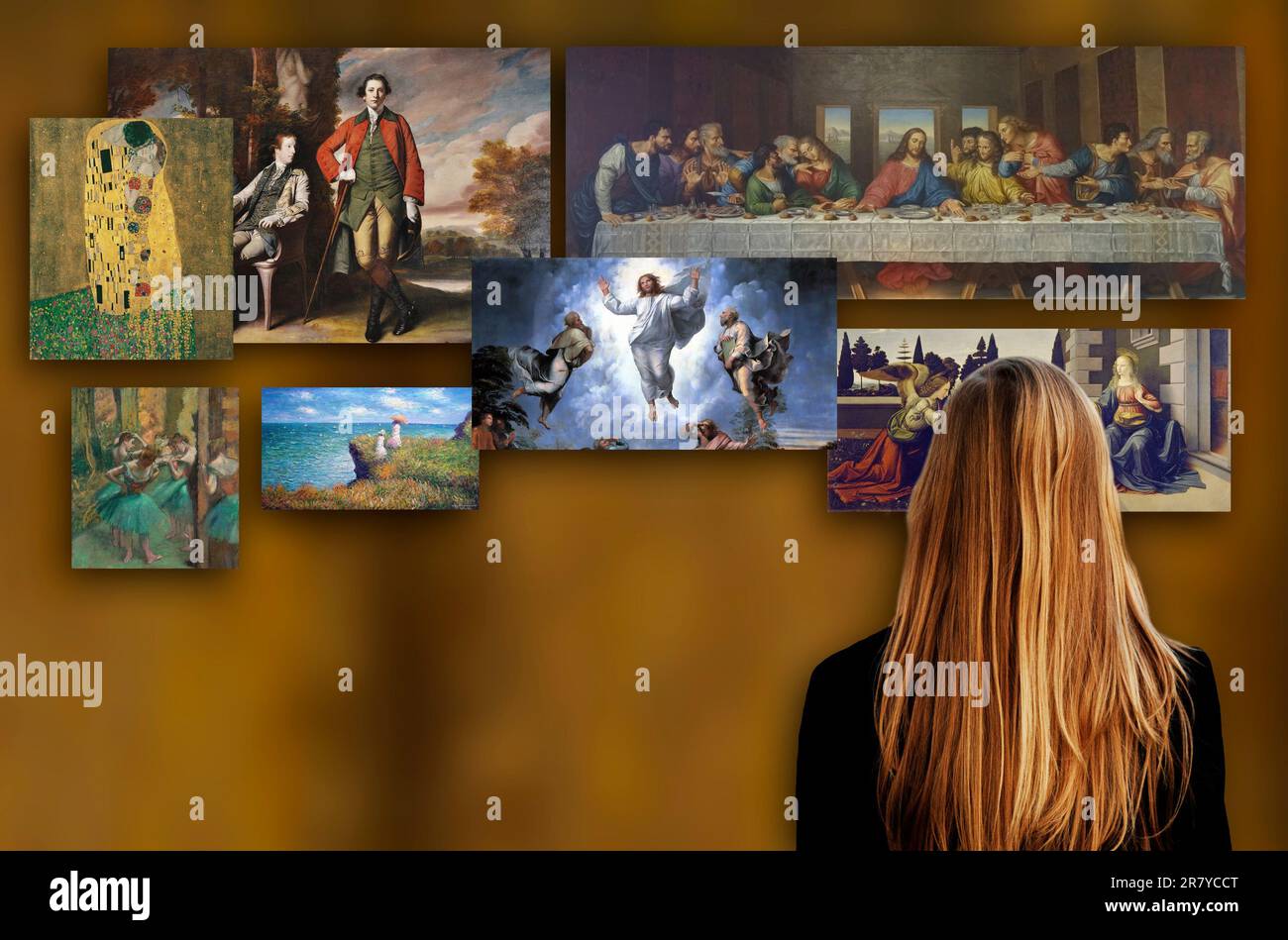 donna bionda di fronte a quadri di dipinti famosi Foto Stock