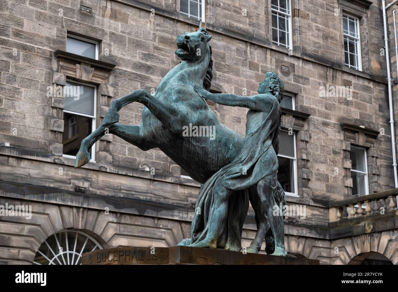 Statua di Alexander e Bucephalus nel cortile di Edinburgh City Chambers, Scozia. Statua in bronzo alta 10 metri di Alessandro il Grande e il suo cavallo B. Foto Stock
