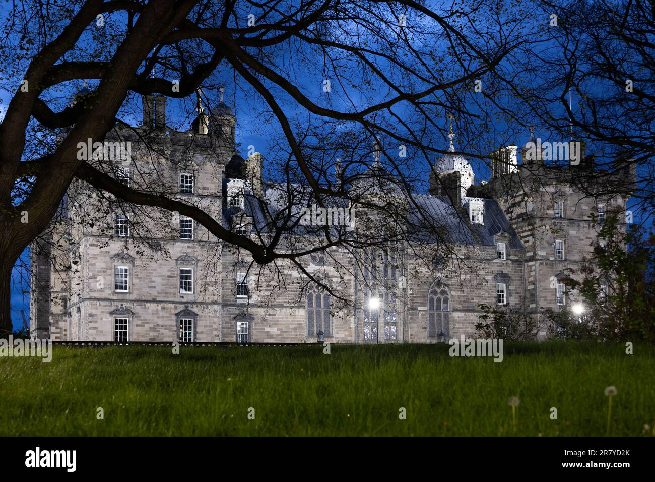 George Heriot's School di notte, scuola primaria e secondaria privata di giorno a Lauriston Place nella città vecchia di Edimburgo, Scozia. Foto Stock