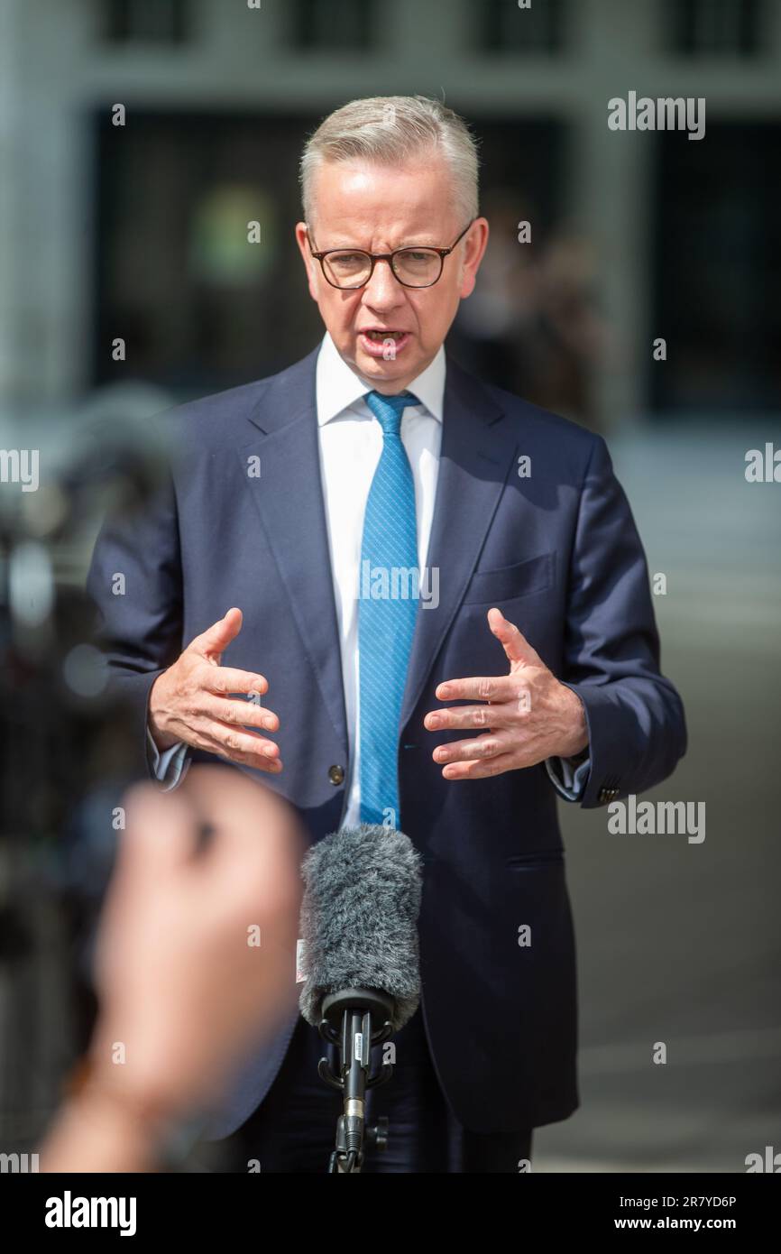 Londra, Inghilterra, Regno Unito. 18th giugno, 2023. Segretario di Stato per gli alloggi, le comunità e il governo locale MICHAEL GOVE è seenoutside BBC come appare la Domenica con Laura Kuenssberg. (Credit Image: © Tayfun Salci/ZUMA Press Wire) SOLO PER USO EDITORIALE! Non per USO commerciale! Foto Stock