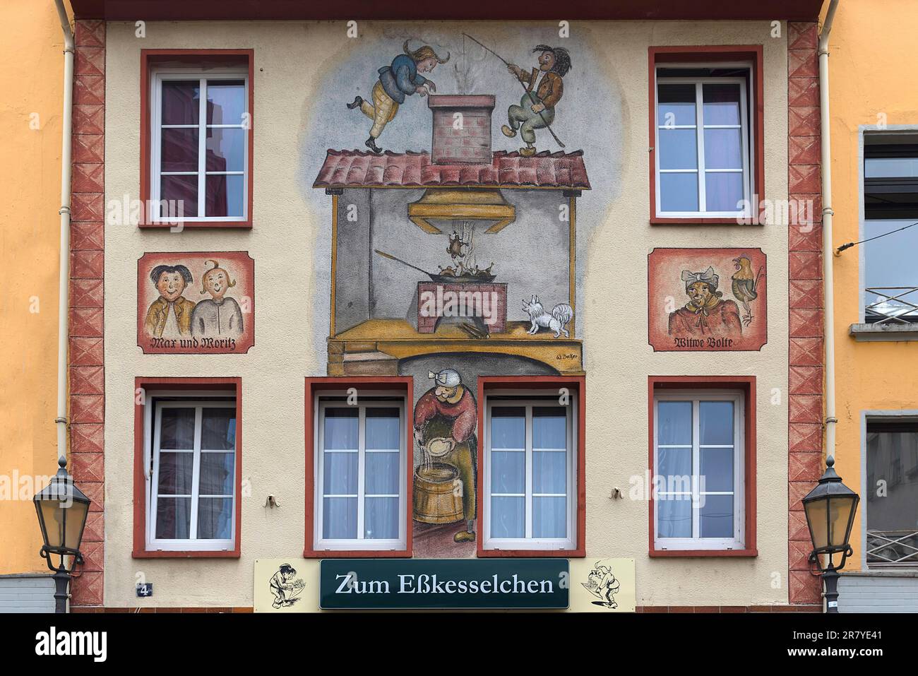 Pittura di facciata con Max e Moritz e vedova Bolte, una chiesa di nostra Cara Signora 4, Coblenza Renania-Palatinato, Germania Foto Stock
