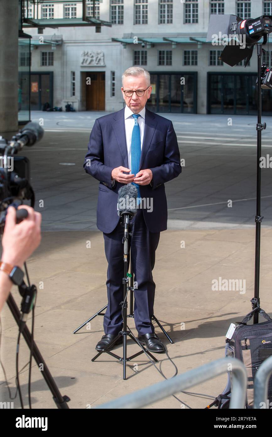 Londra, Inghilterra, Regno Unito. 18th giugno, 2023. Segretario di Stato per gli alloggi, le comunità e il governo locale MICHAEL GOVE è seenoutside BBC come appare la Domenica con Laura Kuenssberg. (Credit Image: © Tayfun Salci/ZUMA Press Wire) SOLO PER USO EDITORIALE! Non per USO commerciale! Foto Stock