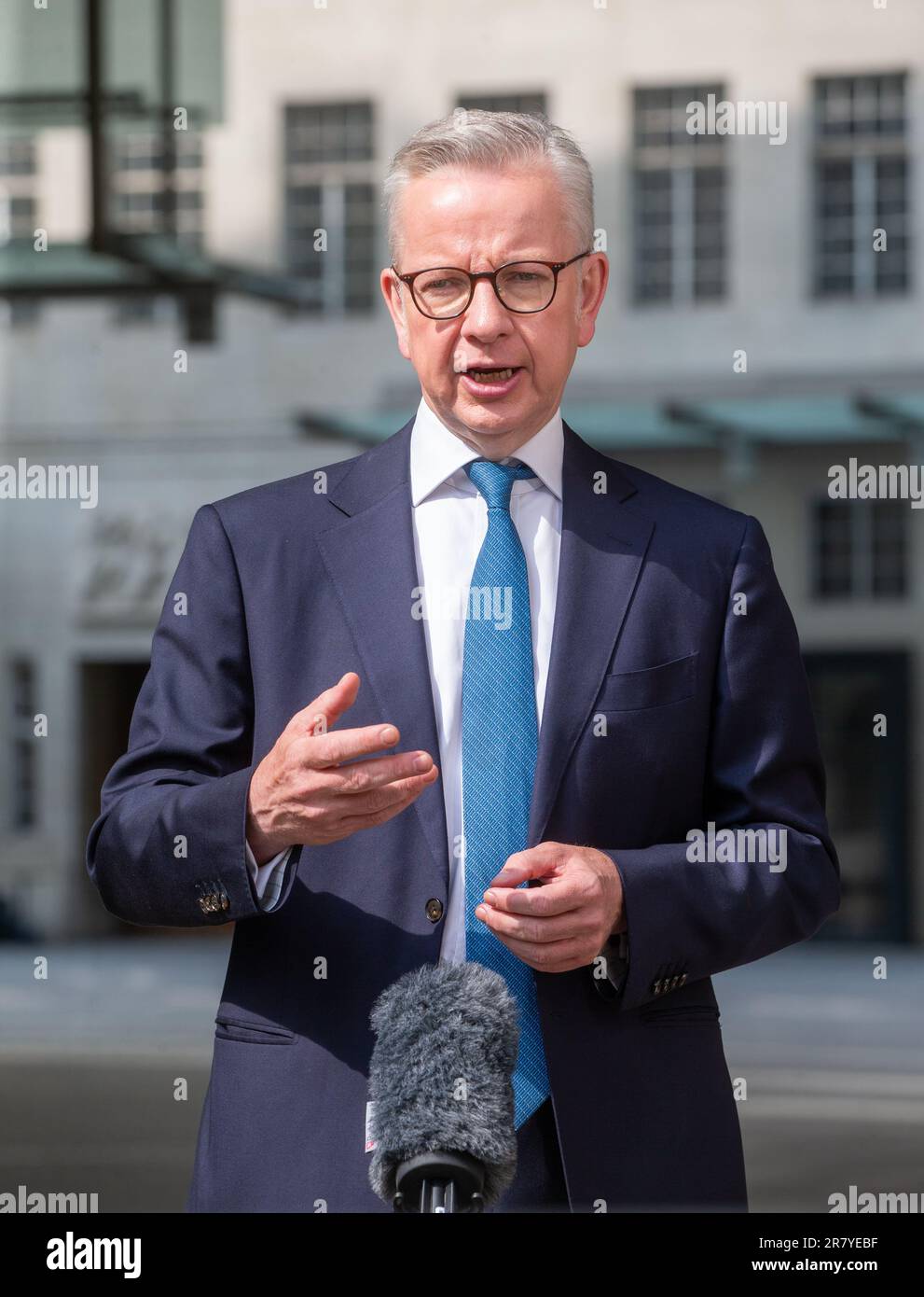 Londra, Inghilterra, Regno Unito. 18th giugno, 2023. Segretario di Stato per gli alloggi, le comunità e il governo locale MICHAEL GOVE è seenoutside BBC come appare la Domenica con Laura Kuenssberg. (Credit Image: © Tayfun Salci/ZUMA Press Wire) SOLO PER USO EDITORIALE! Non per USO commerciale! Foto Stock