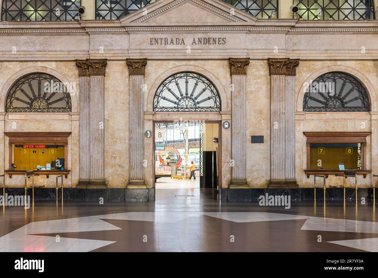 La stazione è stata ricostruita nel 1929 in stile classico e più moderno, in modernismo e art deco. Una stazione ferroviaria è stata costruita qui per la prima volta nel Foto Stock