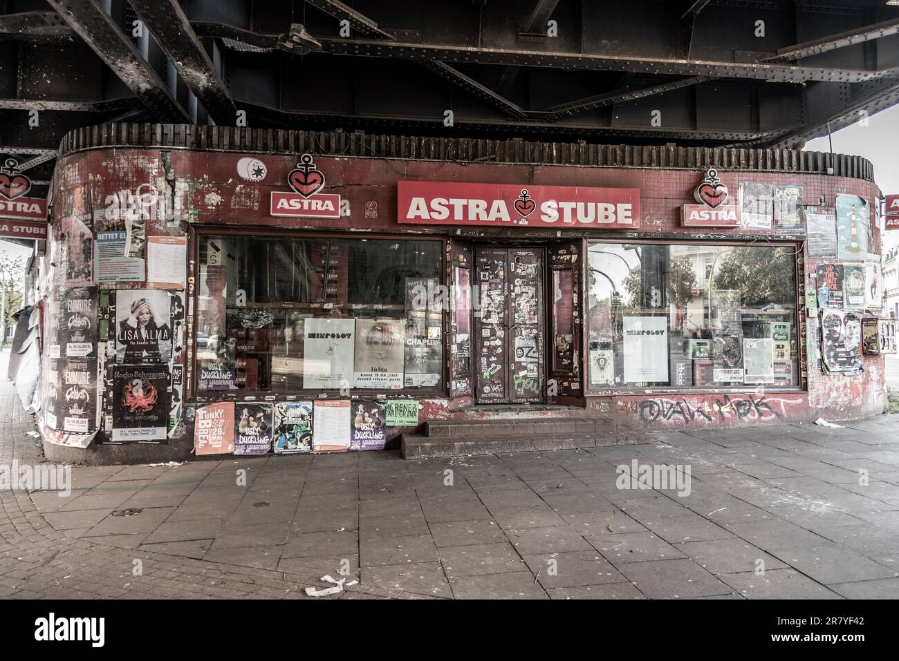 Club famoso per la musica dal vivo sotto la ferrovia allo Sternbr Foto Stock