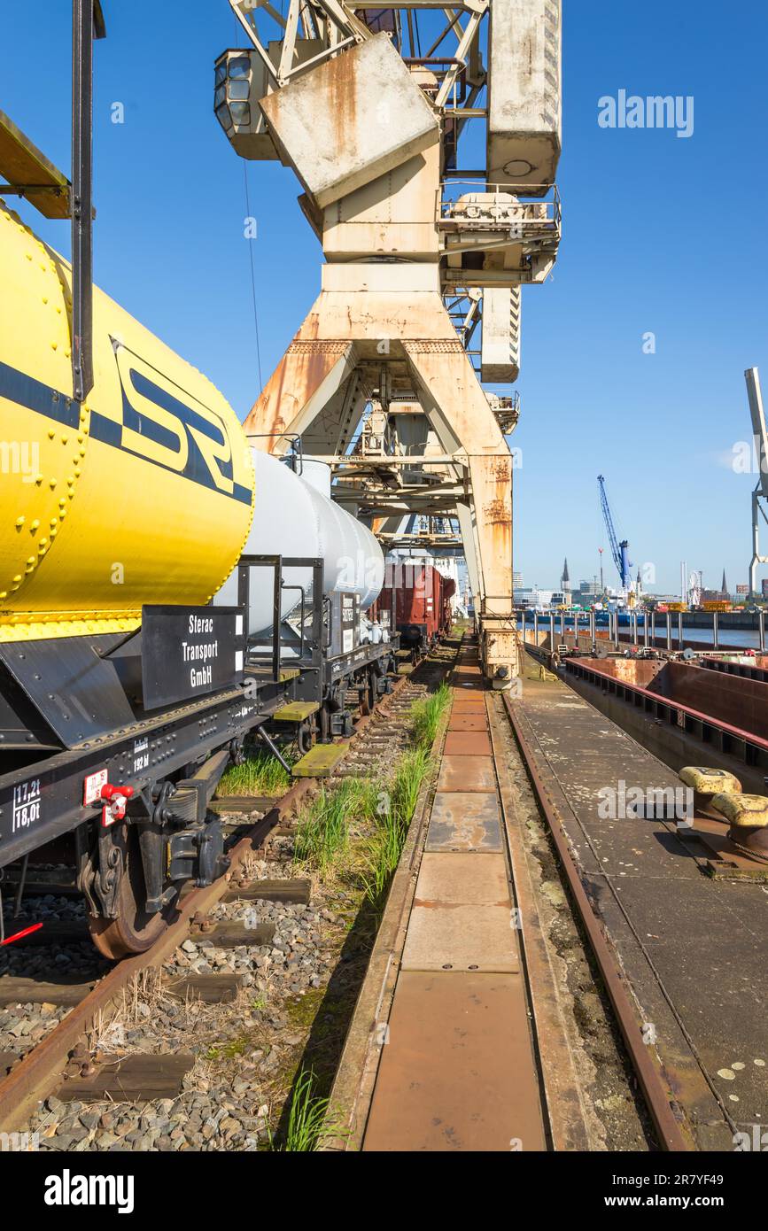 Gru portuali storiche e carrozza ferroviaria presso il Museo del Porto presso il capannone 50a nel porto del quartiere Kleiner Grasbrook di Amburgo. Qui il Porto Foto Stock