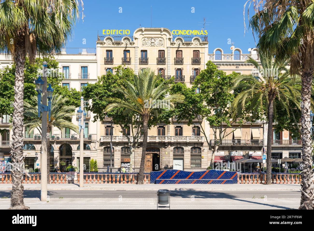 L'edificio Condeminas è un edificio privato del 1915 nel Passeig de Colom, un viale nella città di Barcellona vicino al porto. L'edificio era Foto Stock