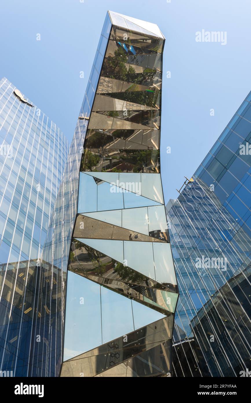 Specchi a Torre Mare Nostrum come dettagli architettonici dell'alto edificio. Gli specchi giocano con la luce, le persone e le cose nell'ambiente. Il Foto Stock