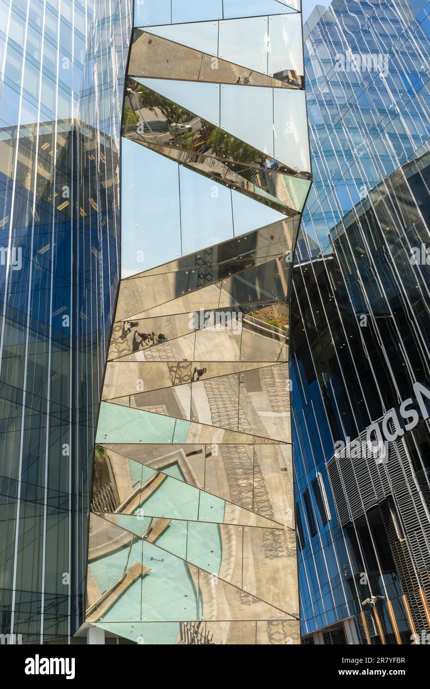Specchi a Torre Mare Nostrum come dettagli architettonici dell'alto edificio. Gli specchi giocano con la luce, le persone e le cose nell'ambiente. Il Foto Stock