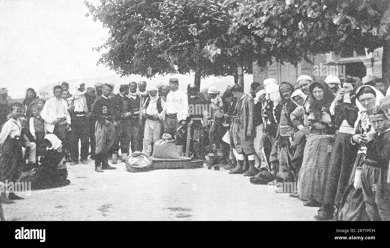 I montenegrini distribuiscono il pane ai fuggiaschi albanesi. Foto scattata nel 1911. Foto Stock