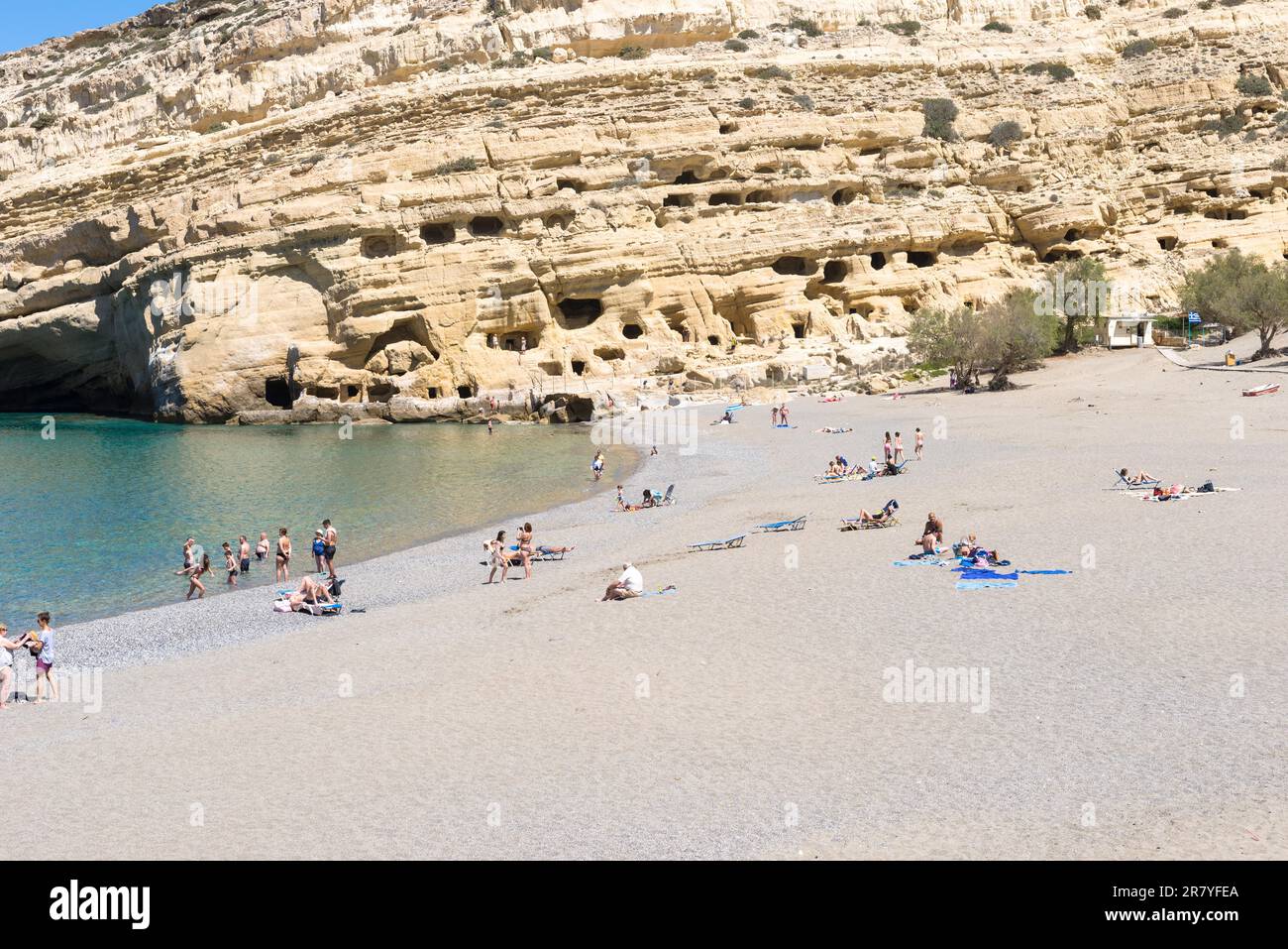 Spiaggia e baia di Matala nel centro-sud di Creta. Famosa per le grotte è Matala, conosciuta anche come una destinazione hippie degli anni Settanta. Ora il piccolo Foto Stock
