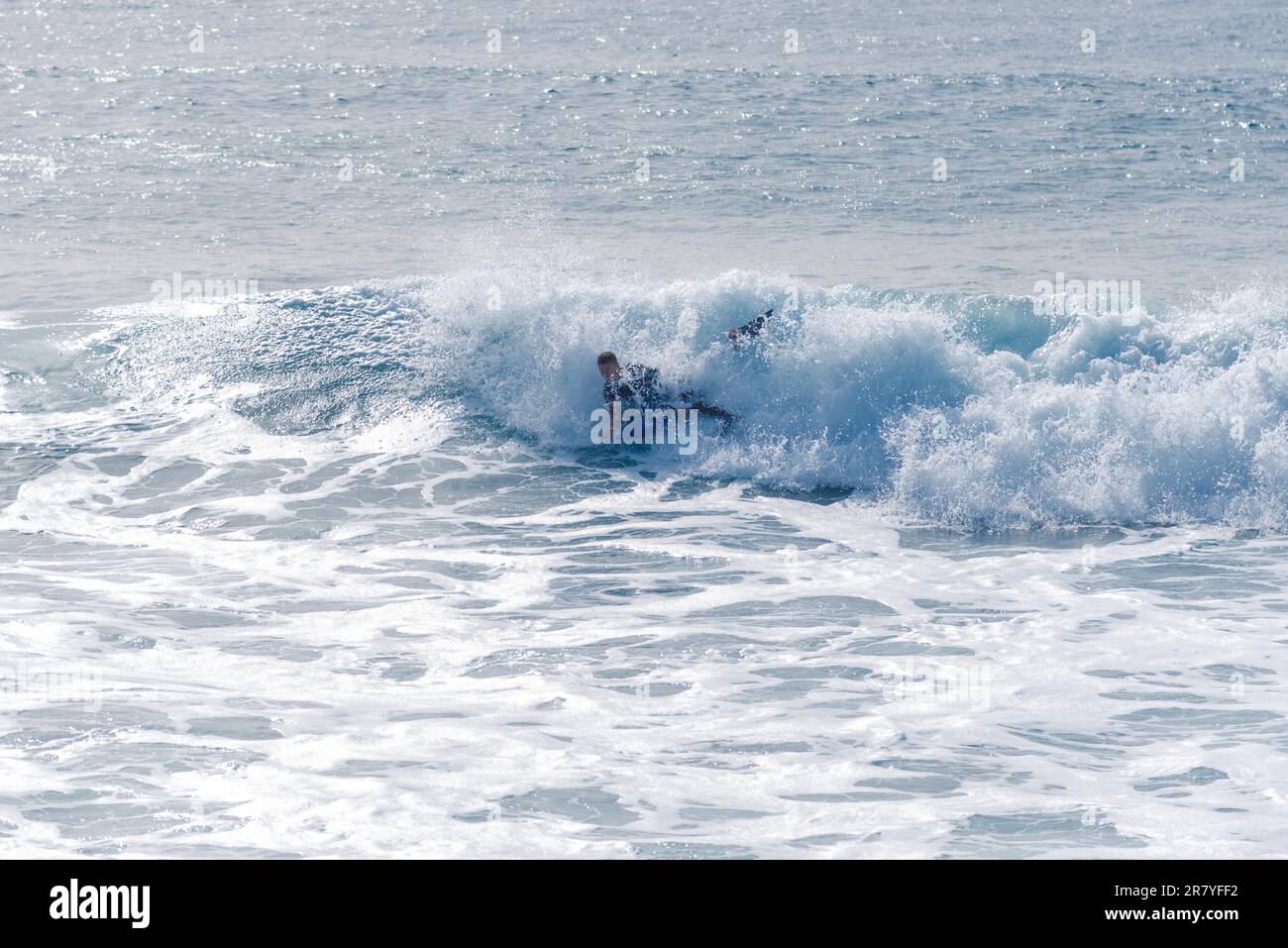 Bodyboard e surf nelle onde dell'Atlantico di fronte all'isola la Gomera. Un tipo di tavola da surf corta e leggera in posizione prona Foto Stock