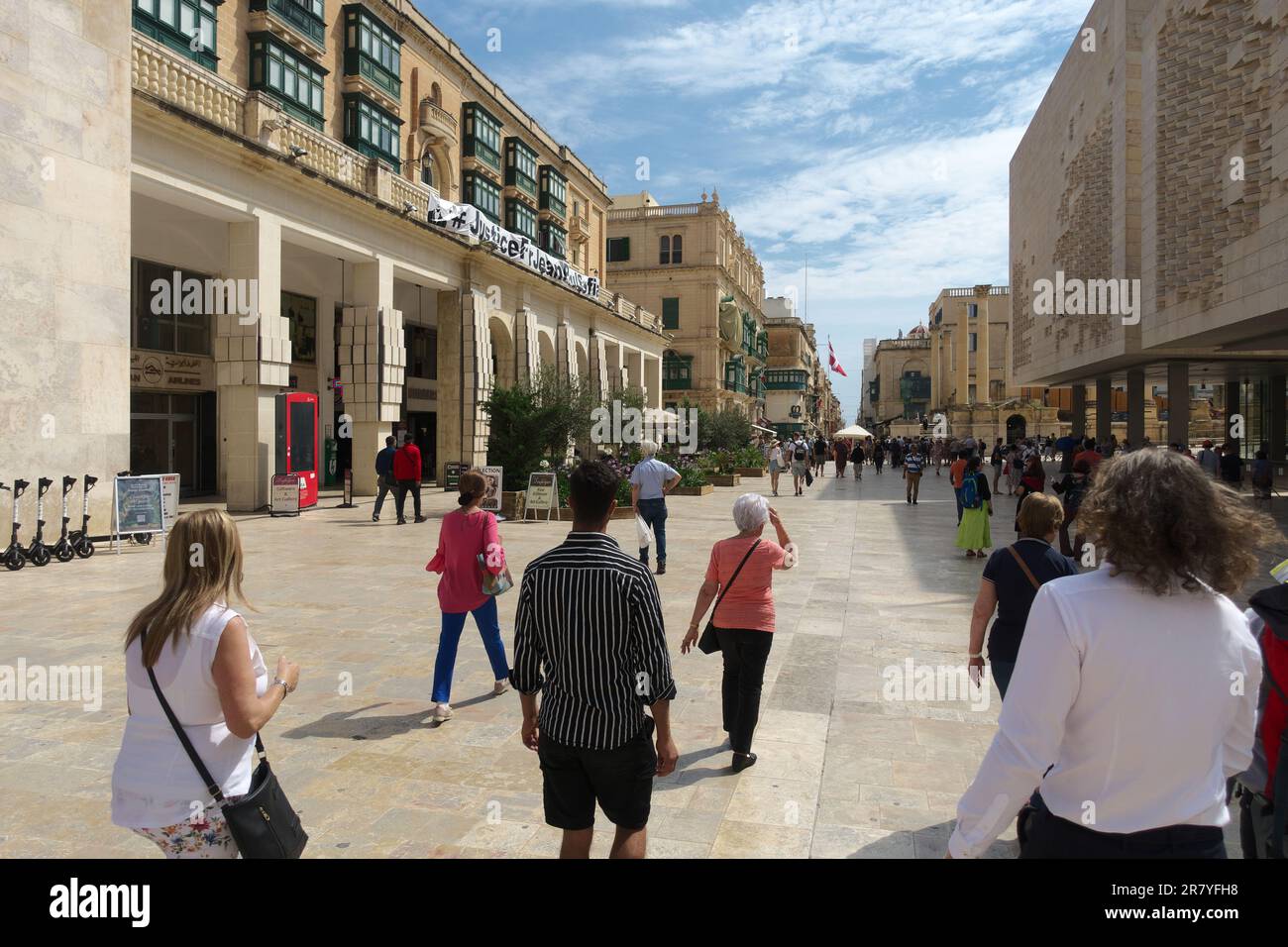 Persone che camminano in Republic Street della città di Valletta, Malta Foto Stock