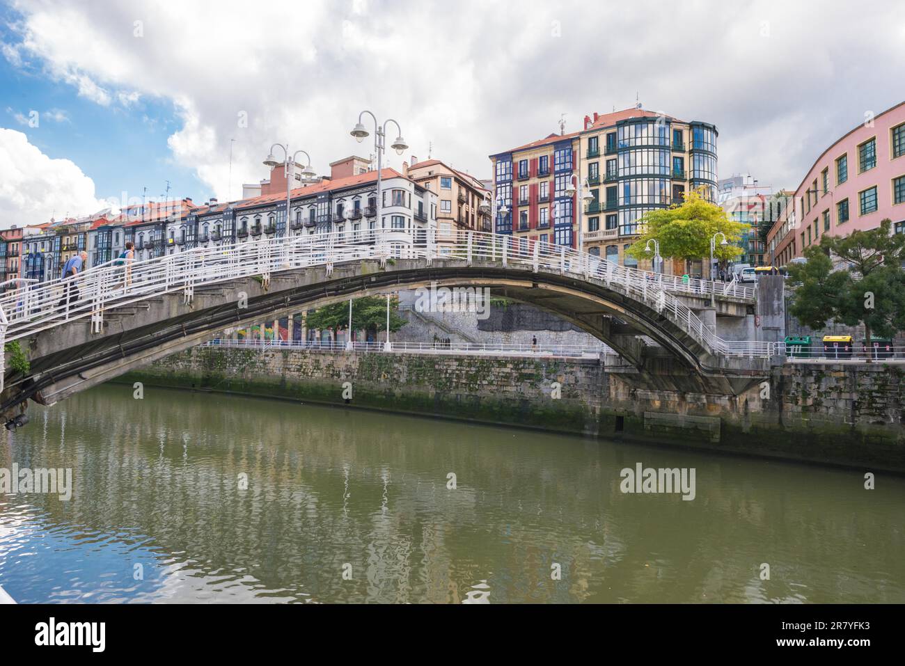 Ponte sul fiume Nervion nel quartiere San Frantzisko di Bilbao. L'area ha un quartiere multiculturale ed è una parte eccitante della città Foto Stock