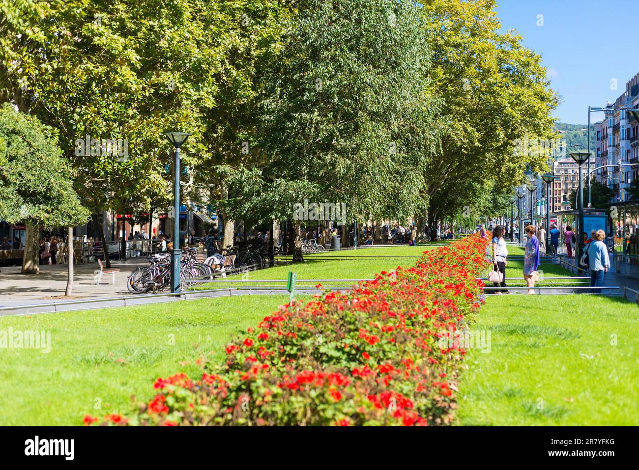 Una delle strade principali, il boulevard Zumardia a Donostia San Sebastian con un bel parco pubblico tra la città vecchia e il centro della città Foto Stock