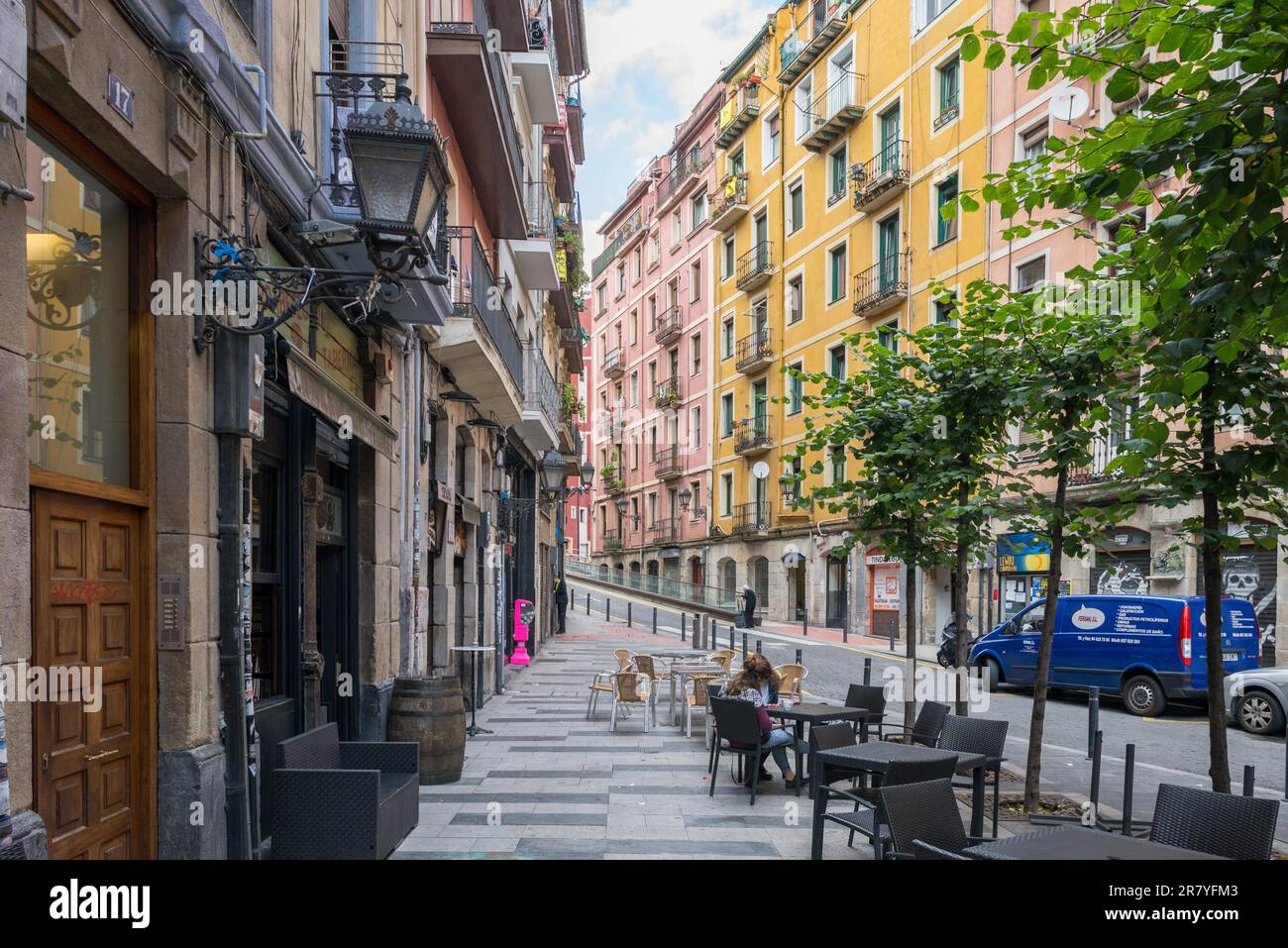 Il quartiere San Frantzisko di Bilbao, una parte povera, multiculturale ed eccitante della città. Piazza pubblica in via Zaharra con negozi e pub Foto Stock